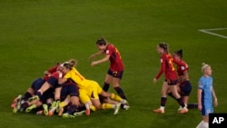 นักเตะหญิงทีมชาติสเปน ร่วมดีใจหลังสิ้นเสียงนกหวีดจบการแข่งขัน เอาชนะทีมชาติอังกฤษไปได้ 1-0 (ภาพจากเอพี)